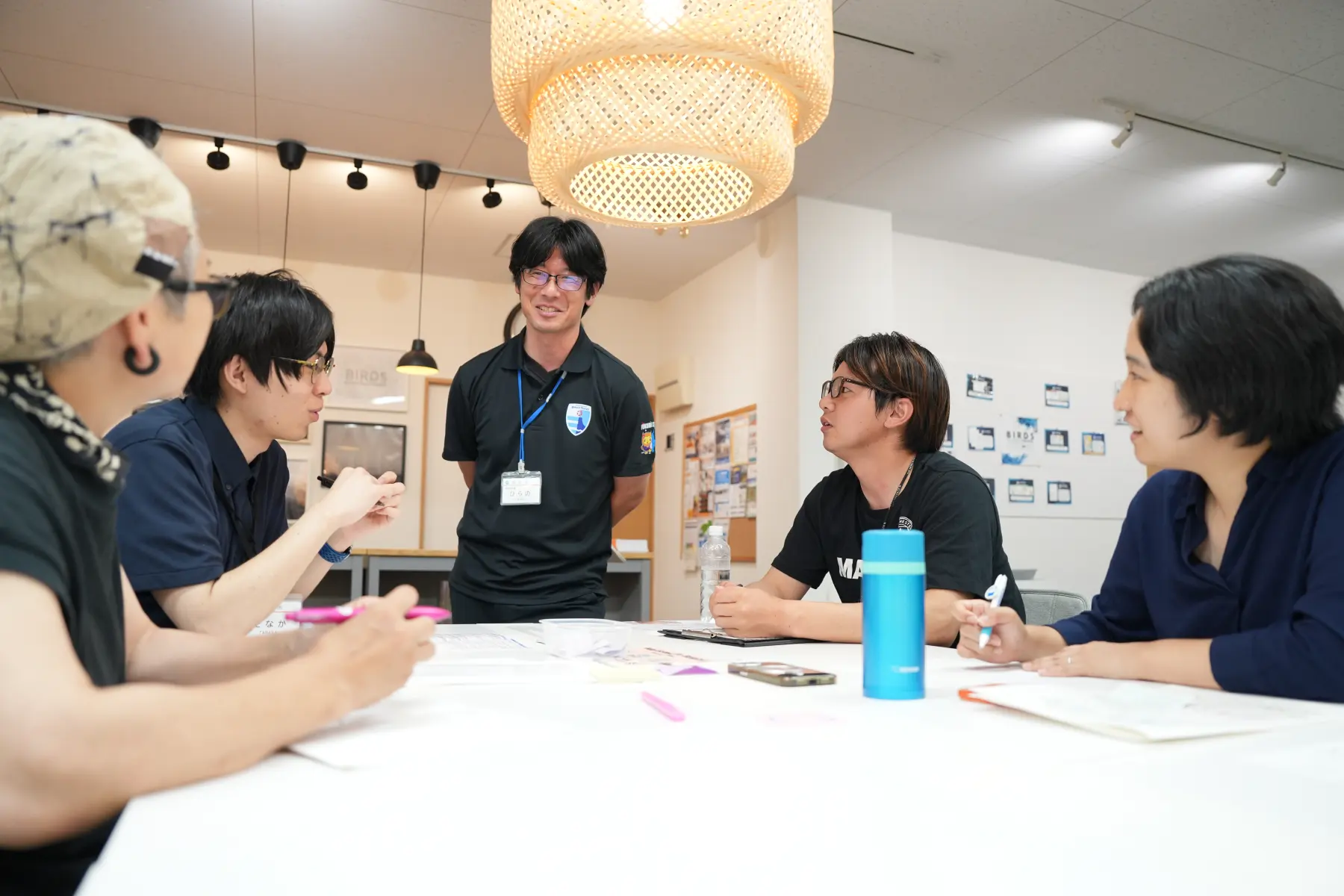 グループで意見交換をしている参加者