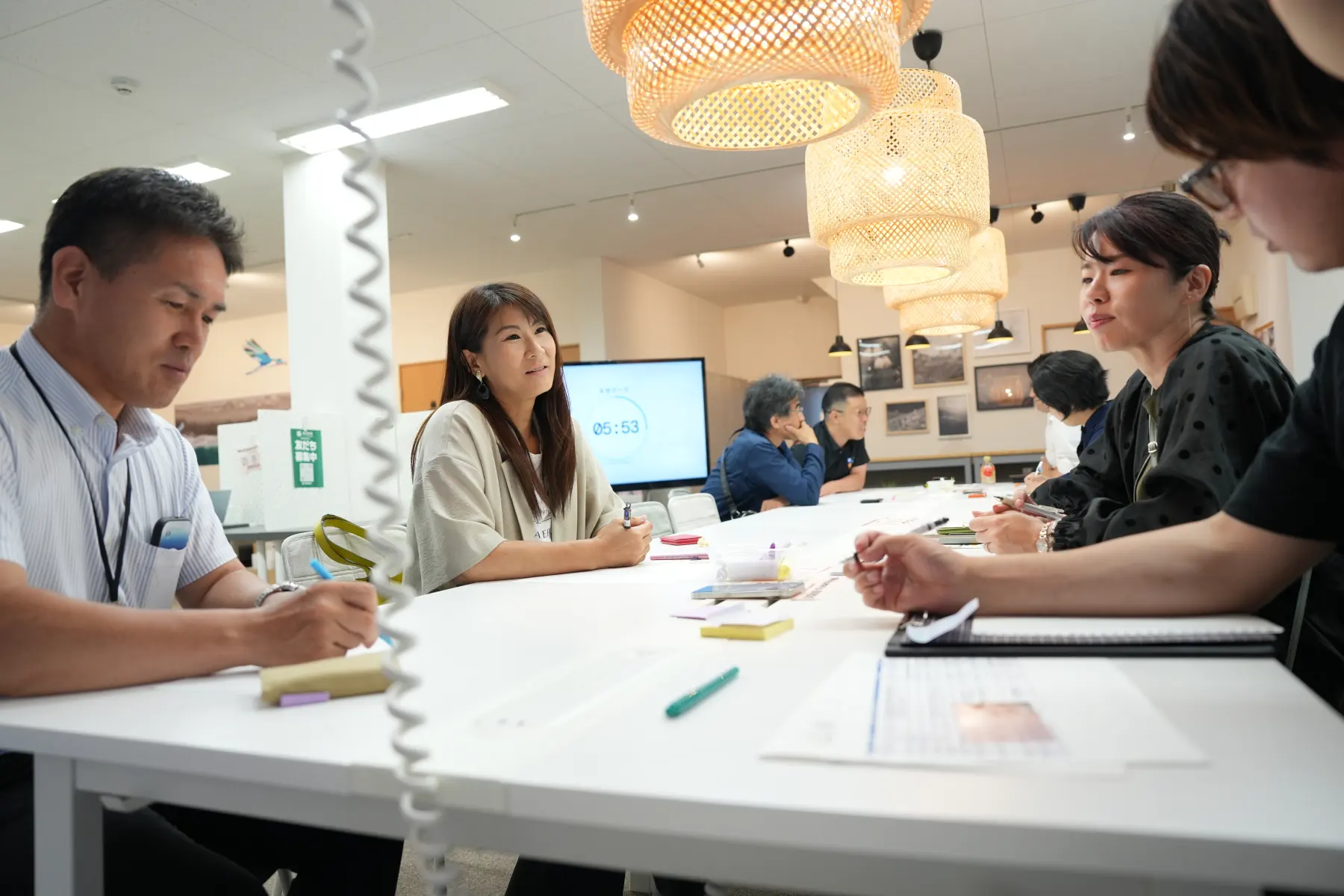 テーブルで議論する参加者