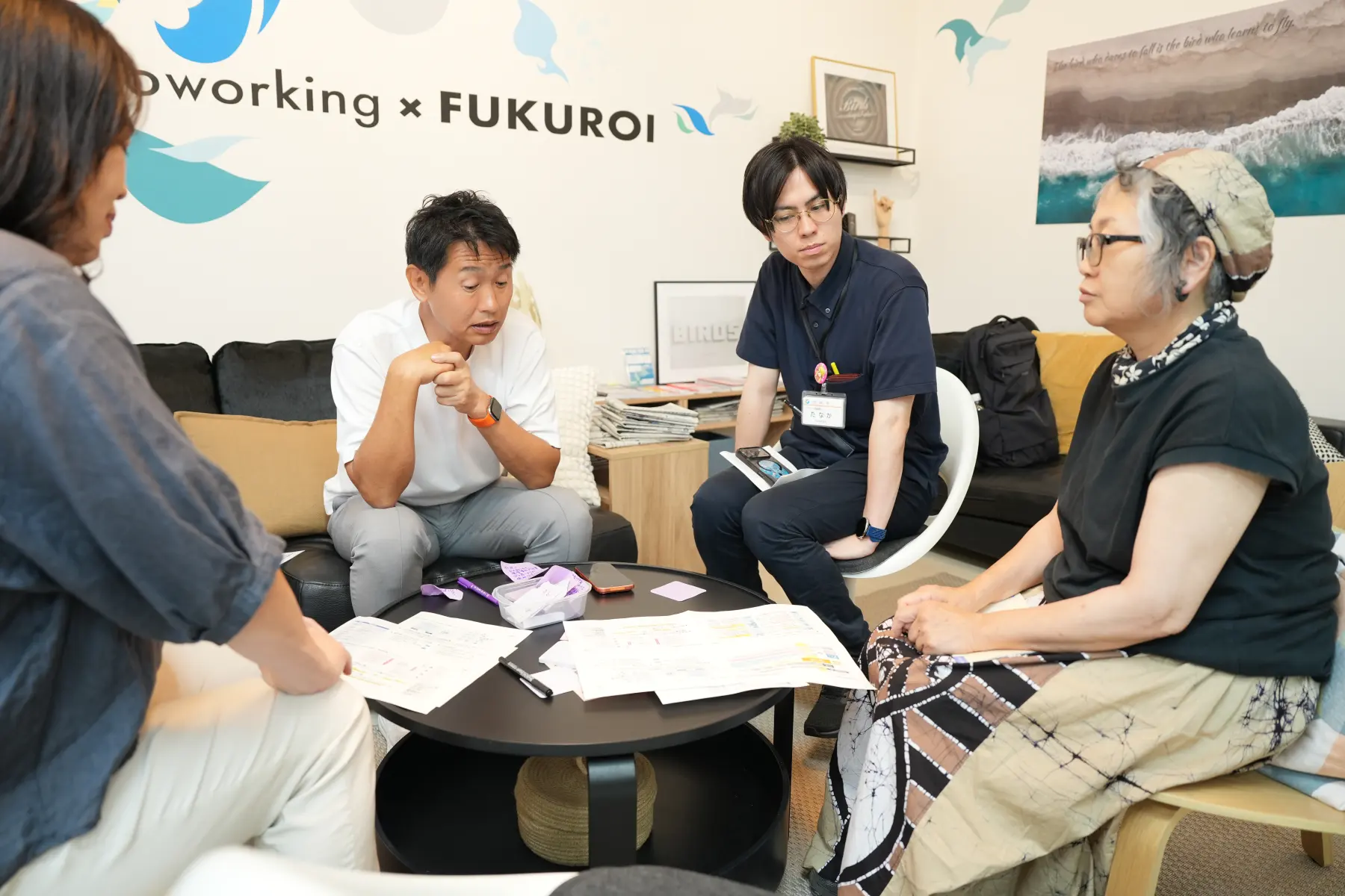 ソファ席で意見交換する参加者