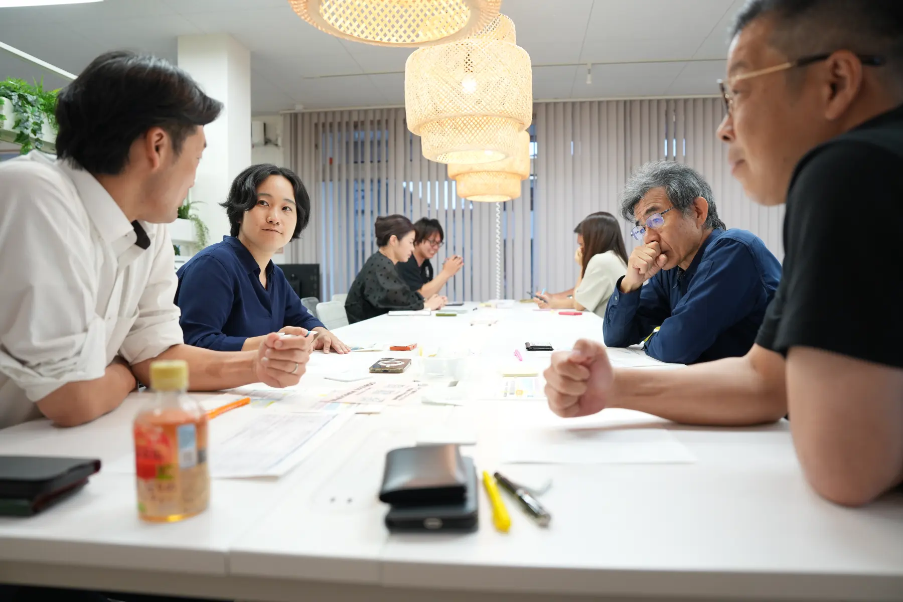 テーブルを囲んで地域部活について対話する参加者